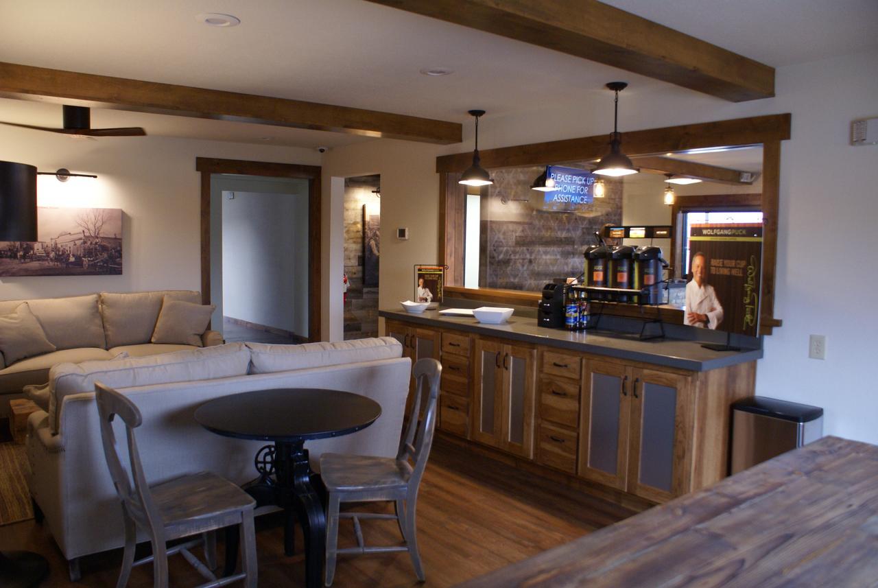 Boarders Inn & Suites By Cobblestone Hotels - Syracuse エクステリア 写真