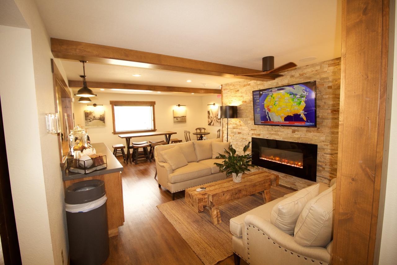 Boarders Inn & Suites By Cobblestone Hotels - Syracuse エクステリア 写真